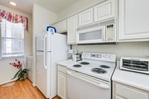 Sunset Beach Condo with Balcony, 5 Mi to the Ocean!