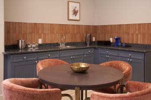 Vesper King Suite with Sofa Bed room in Hotel Indigo Houston at the Galleria an IHG Hotel