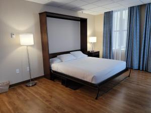 Deluxe King Suite room in Ariel Broadway Hotel by Cobblestone