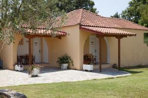 Bungalow with Garden View