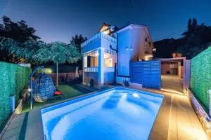 Villa Viktoria with private swimming pool - Crivac