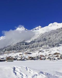 Casa Splendusa - sonnige Wohnung in Brigels