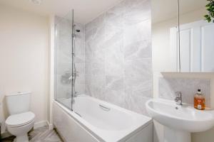 Stunning Private room in a Home - TV, Bathroom & Parking!