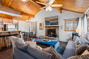 Tipsy Grizzly Cabin -