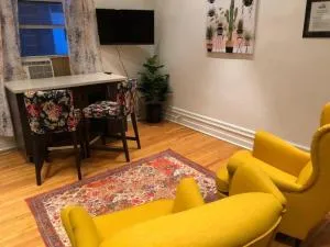 Studio & Office -Walk anywhere Downtown + Hospital - Westmount