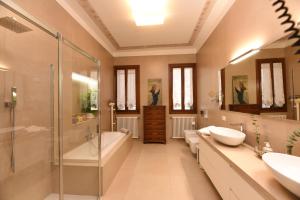 Soderini Splendor: First Floor Palazzo Charm at Castello Square