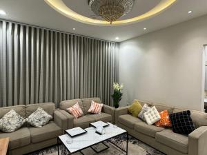 شقة غرفتين نوم وصالة بالنرجس 3