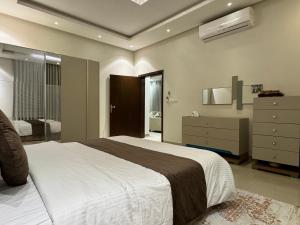 شقة غرفتين نوم وصالة بالنرجس 3