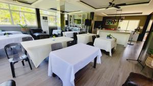 INATO SUITES Rm 1 1 queen bed and a pullout sofa bed