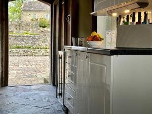 Derbyshire Cottage for 4, 1 hour per day private pool use