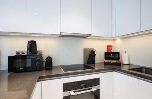 Elite LUX Holiday Homes - Lagoon View 1 BR Luxury Oasis in MBR Dubai
