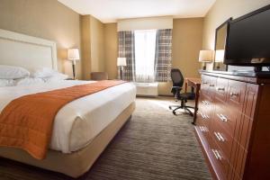 Deluxe King Room room in Drury Inn & Suites Cincinnati Sharonville