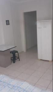 Apartamento inteiro, completo para até 8 pessoas por locação Não é divido com outros pessoas apenas significa que vc pode locar que tem capacidade para até 8 pessoas mas a locação sempre é individual de quem locou Check in possível nas 24 h