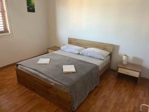 Apartments by the sea Jelsa, Hvar - 22256