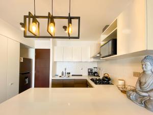 Designer apt - Downtown Miraflores wparking!