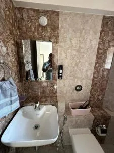 맛디아 게스트 하우스 - Dehu