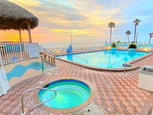 Luxury Beachfront Studio - Private Balcony with Ocean View - Heated Pool - Hot Tub - Tiki Bar - Sauna