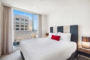 Belle Escapes - Beachfront Balcony Glenelg