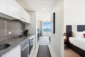 Belle Escapes - Beachfront Balcony Glenelg