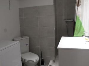 Appartement 2 Pièces avec Grande Terrasse et Parking – Proche Mer, Calme, 4 Couchages - FR-1-326-653