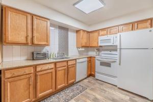 Stylish-Serene Midtown Getaway: Retreat for Two