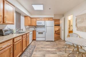 Stylish-Serene Midtown Getaway: Retreat for Two