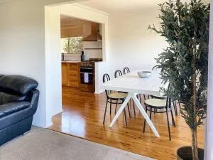 Large 4BR haven with lake views - Yerong Creek