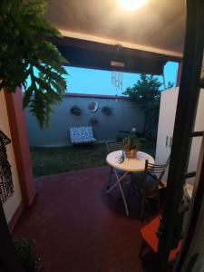 Departamento interno con dos camas individuales