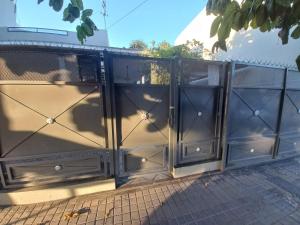 Departamento interno con dos camas individuales