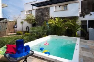 Lujosa casa: alberca terapéutica 3x2m, chimenea, cocina profesional - Comanjilla