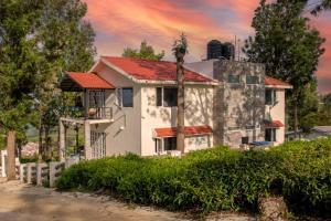 StayVista at Villa Misty Oaks with Breakfast