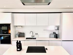 Quiet Clifftop luxury apartment with partial seaviews