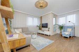 Blue Apartment Słowackiego with Balcony and Parking in Gdańsk by Renters