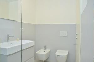 Bright white flat in the heart of Bibione