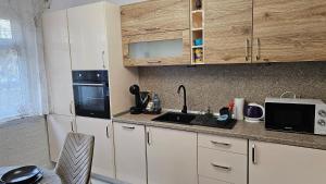 Urban Comfort 1BR near South Park with Balcony