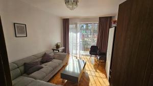 Urban Comfort 1BR near South Park with Balcony