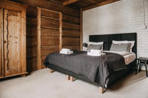 ZAKOZNAMI-Willa ELINEK