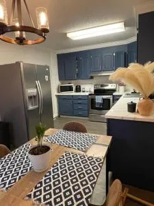 Cozy1King1Queen/1.5bth2min Frm UpTown - Pooletown