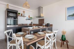 Appartements Appartement pour 4 face mer plage + piscine : photos des chambres