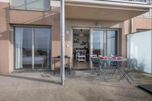 Appartements Appartement pour 4 face mer plage + piscine : photos des chambres