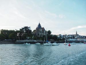 Appartements Appartement pour 4 face mer plage + piscine : photos des chambres