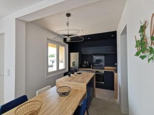 Dark blue Appartement 2 chambres climatisation parking 900m des remparts