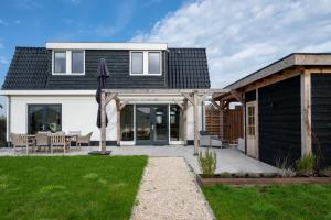 8 persons waterfront Villa Tulpenacker