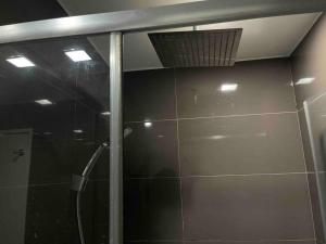 Cool 1BR Acqua Livingstone w Netflix, Pool & Gym