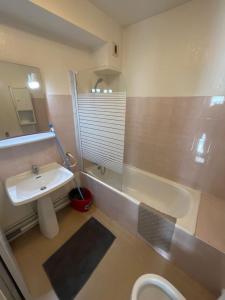 Appartements Appartement Ou chambres au Courtalon-au calme pres de la gare : Chambre Double