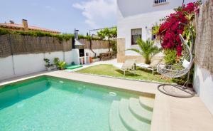 Beach house with private swimming pool5 min walk to the beach