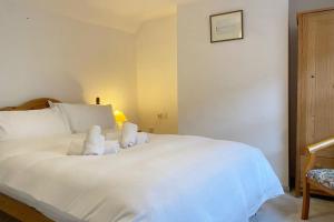 Melody Rowe One Bed Free Wi-Fi Garden Fireplace