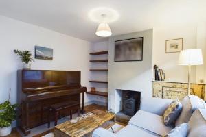 Melody Rowe One Bed Free Wi-Fi Garden Fireplace