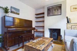 Melody Rowe One Bed Free Wi-Fi Garden Fireplace