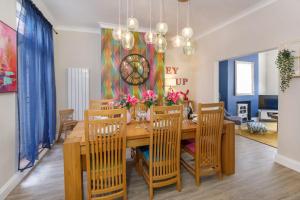 The Milton sleeps 8 close to York city centre pet friendly